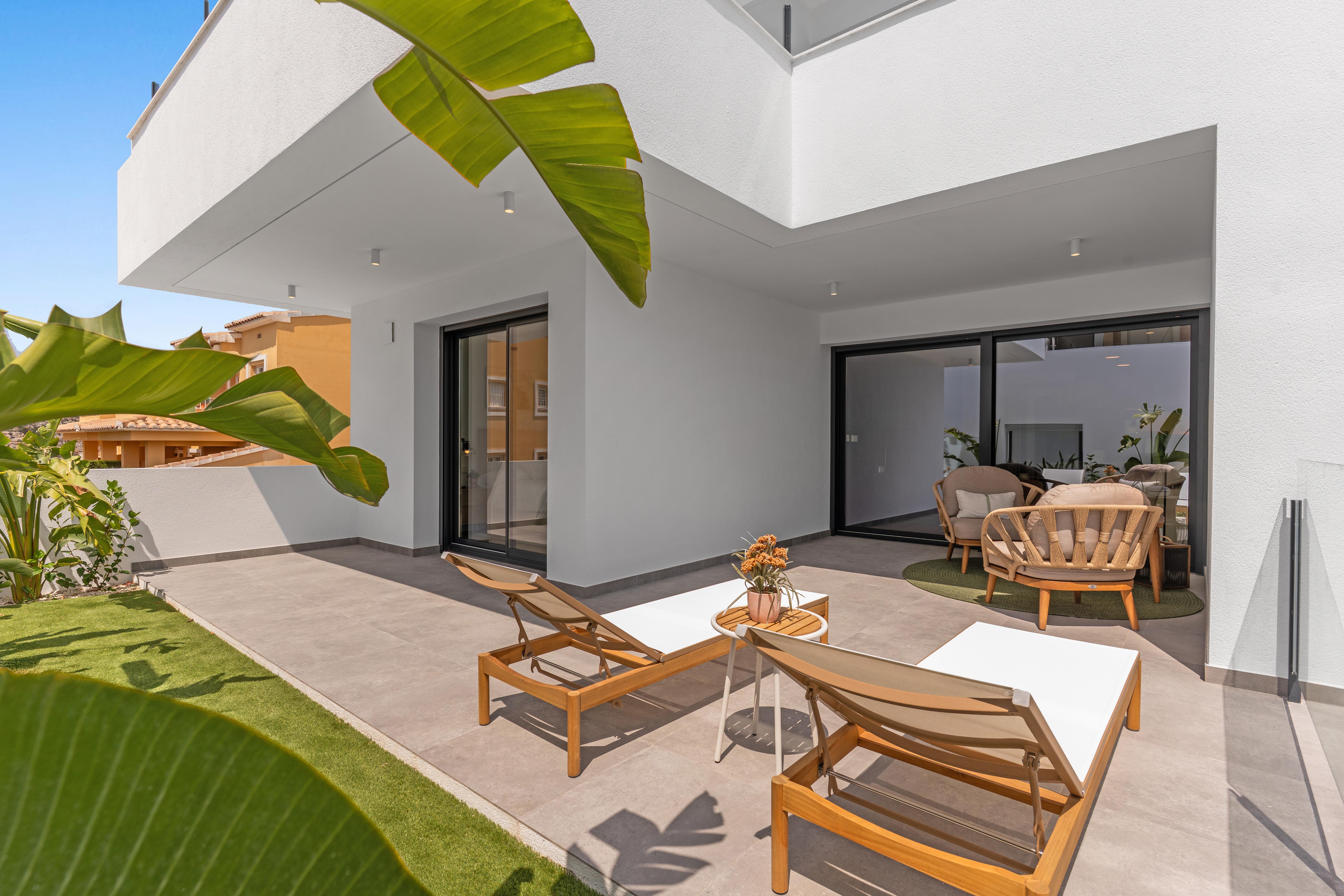 Appartement moderne de 2 chambres et 2 salles de bains avec terrasse-jardin.