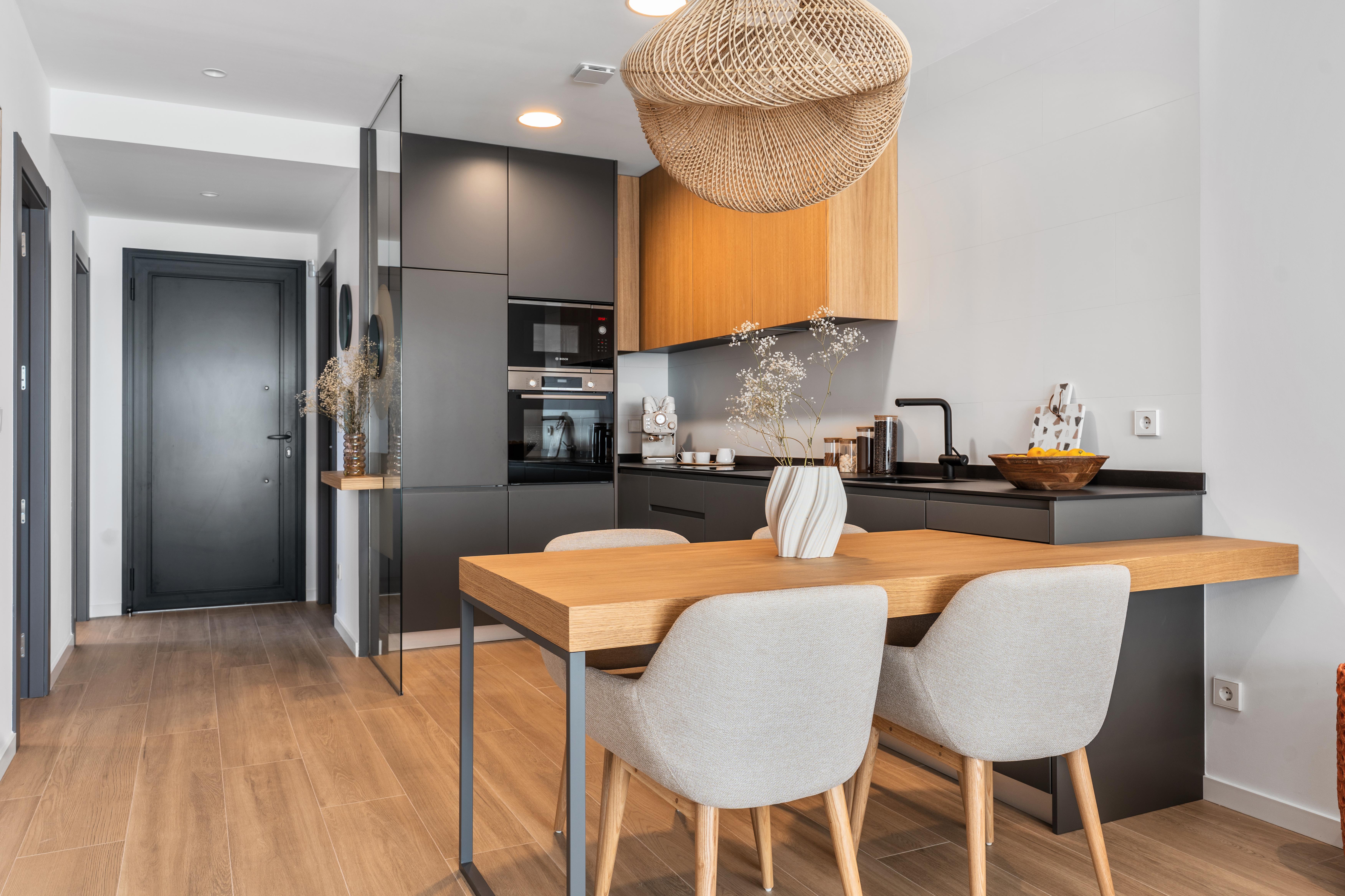 Appartement moderne de 2 chambres et 2 salles de bains avec terrasse-jardin.