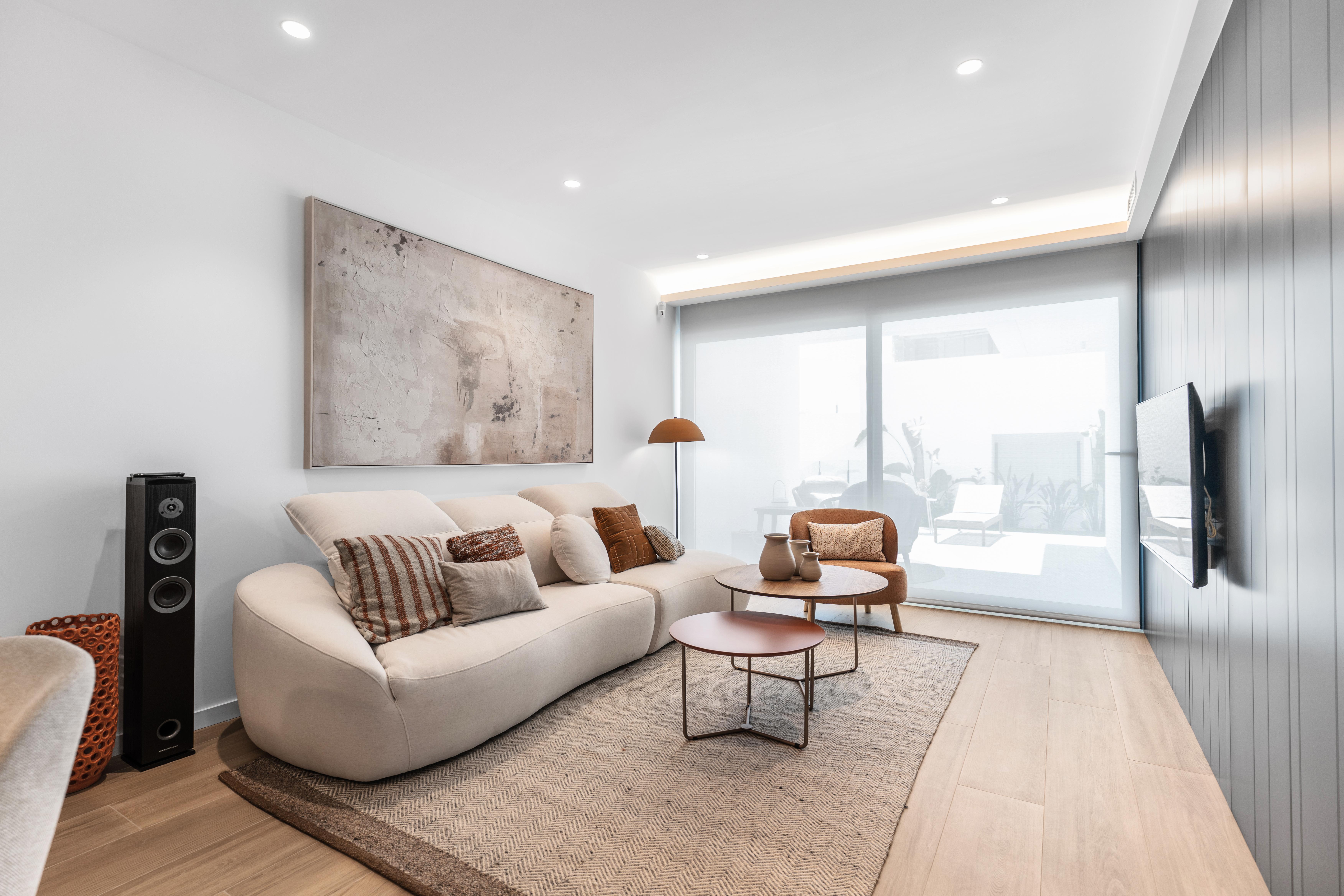 Appartement moderne de 2 chambres et 2 salles de bains avec terrasse-jardin.