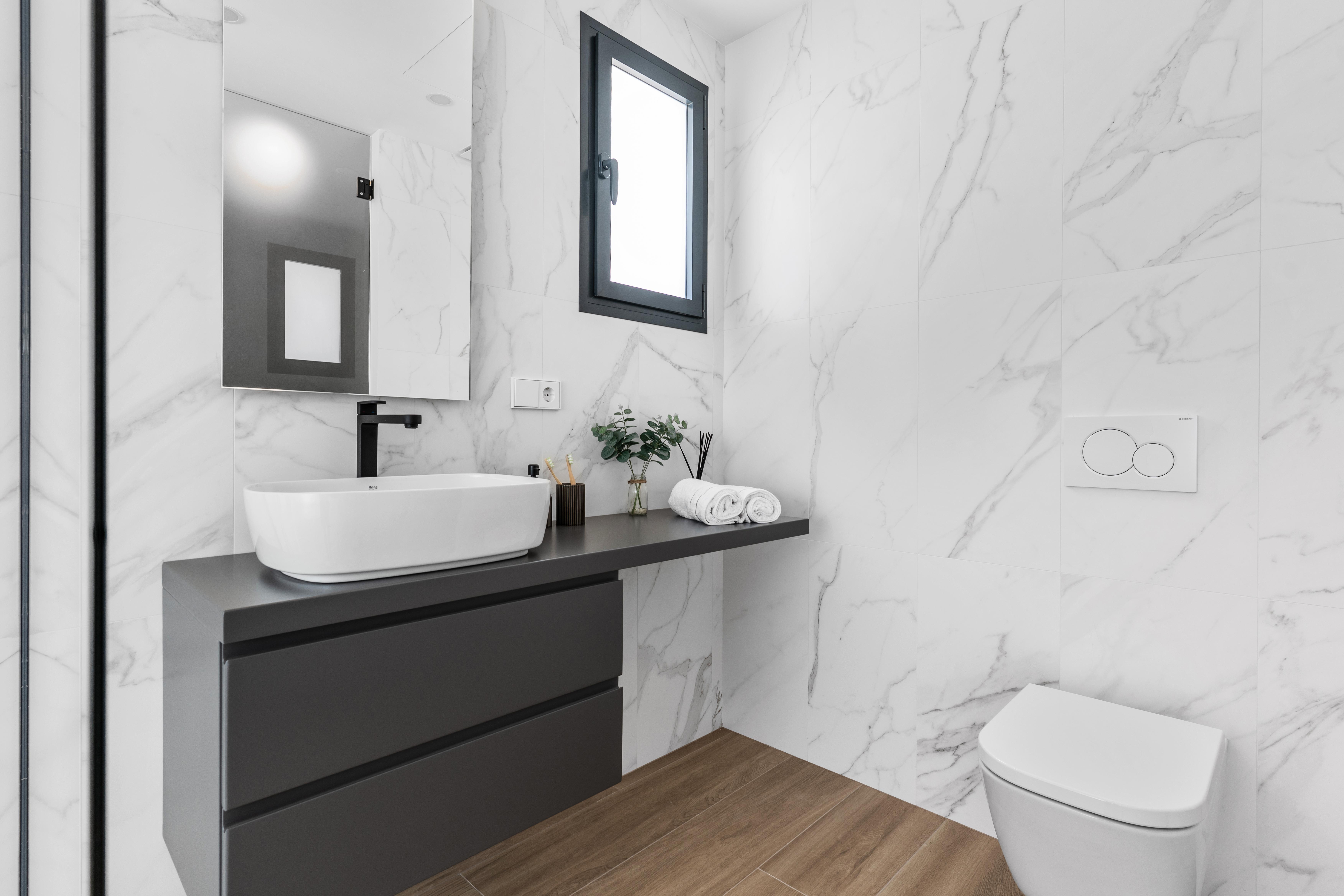 Appartement moderne de 2 chambres et 2 salles de bains avec terrasse-jardin.