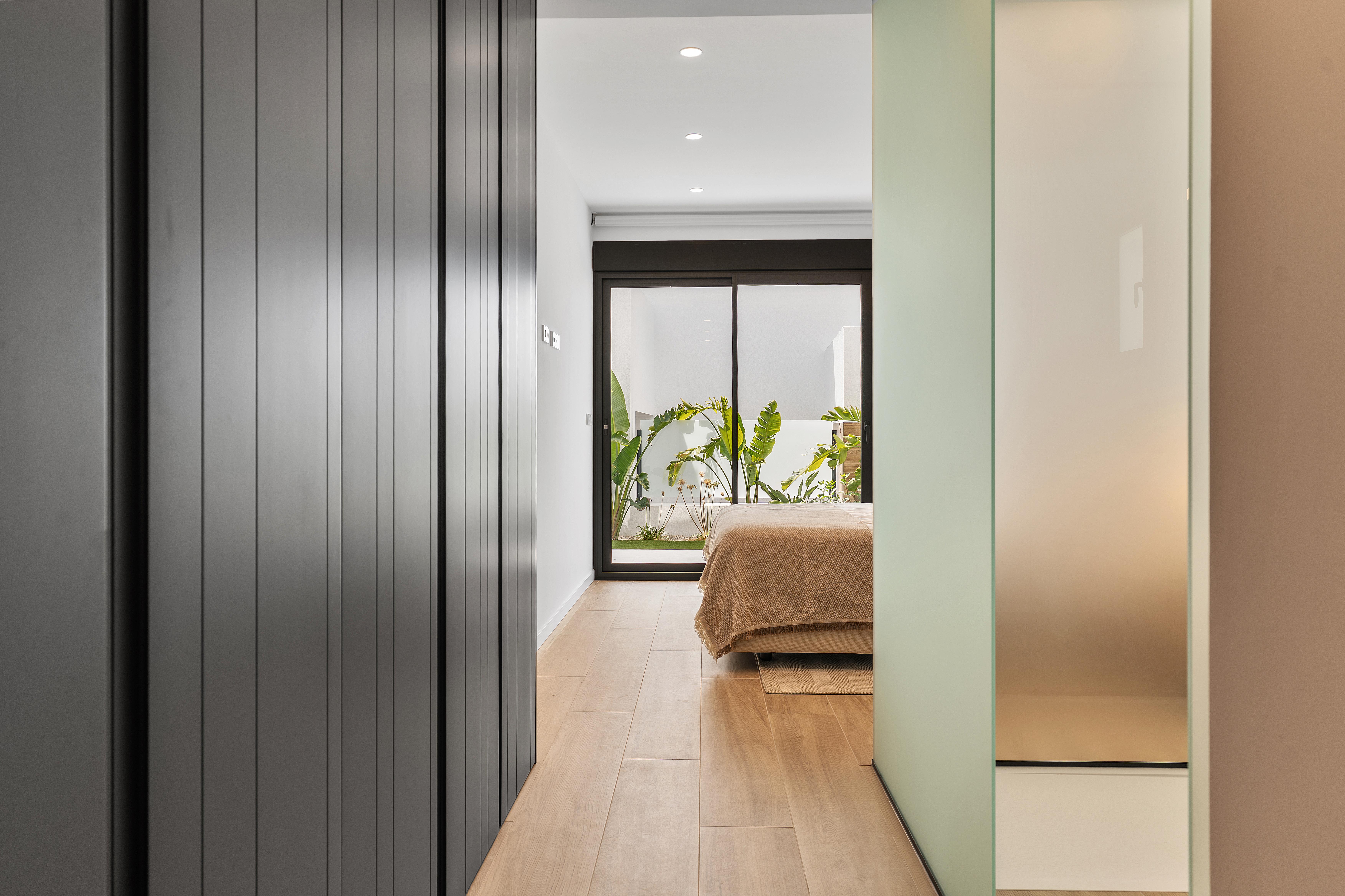 Appartement moderne de 2 chambres et 2 salles de bains avec terrasse-jardin.