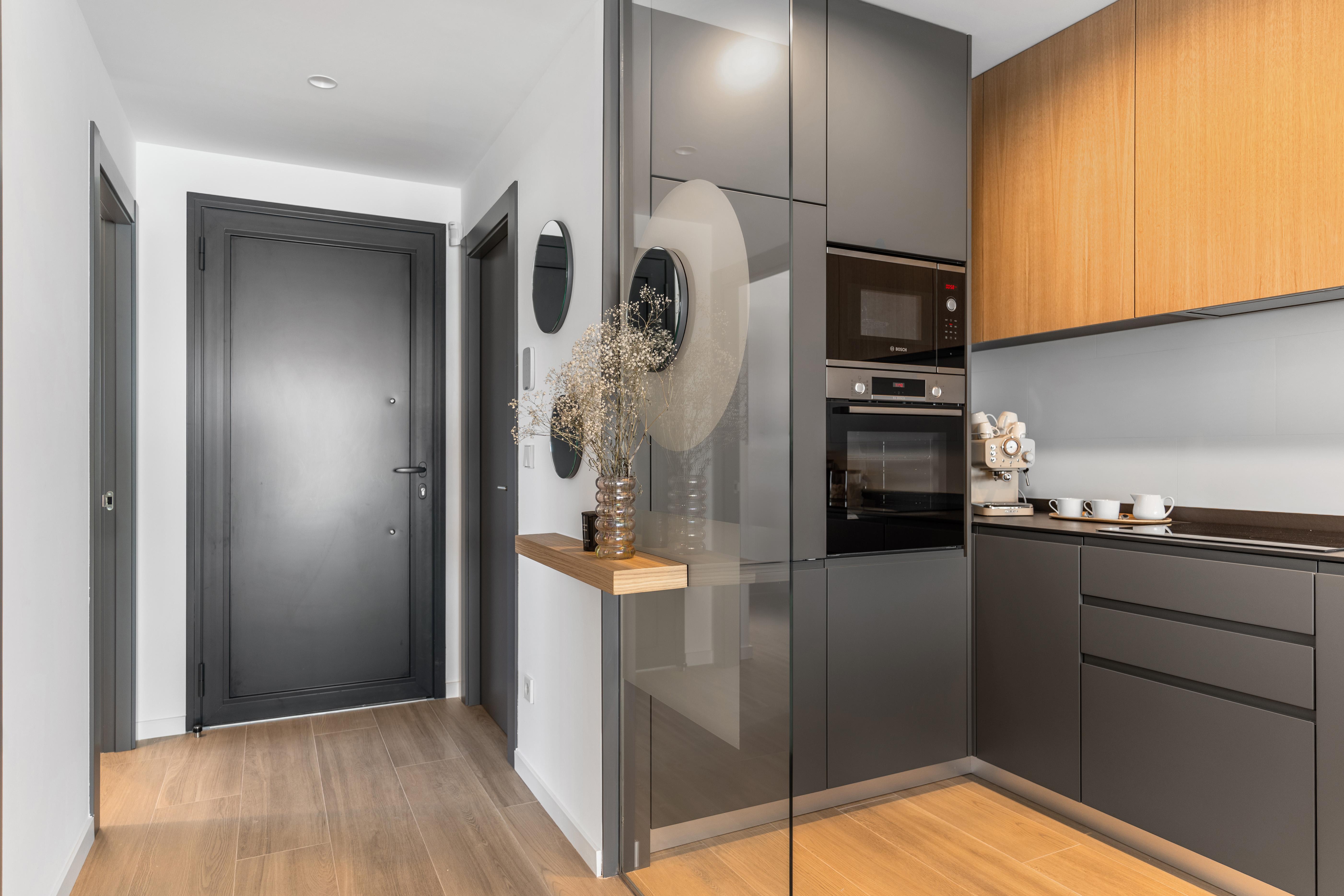 Appartement moderne de 2 chambres et 2 salles de bains avec terrasse-jardin.