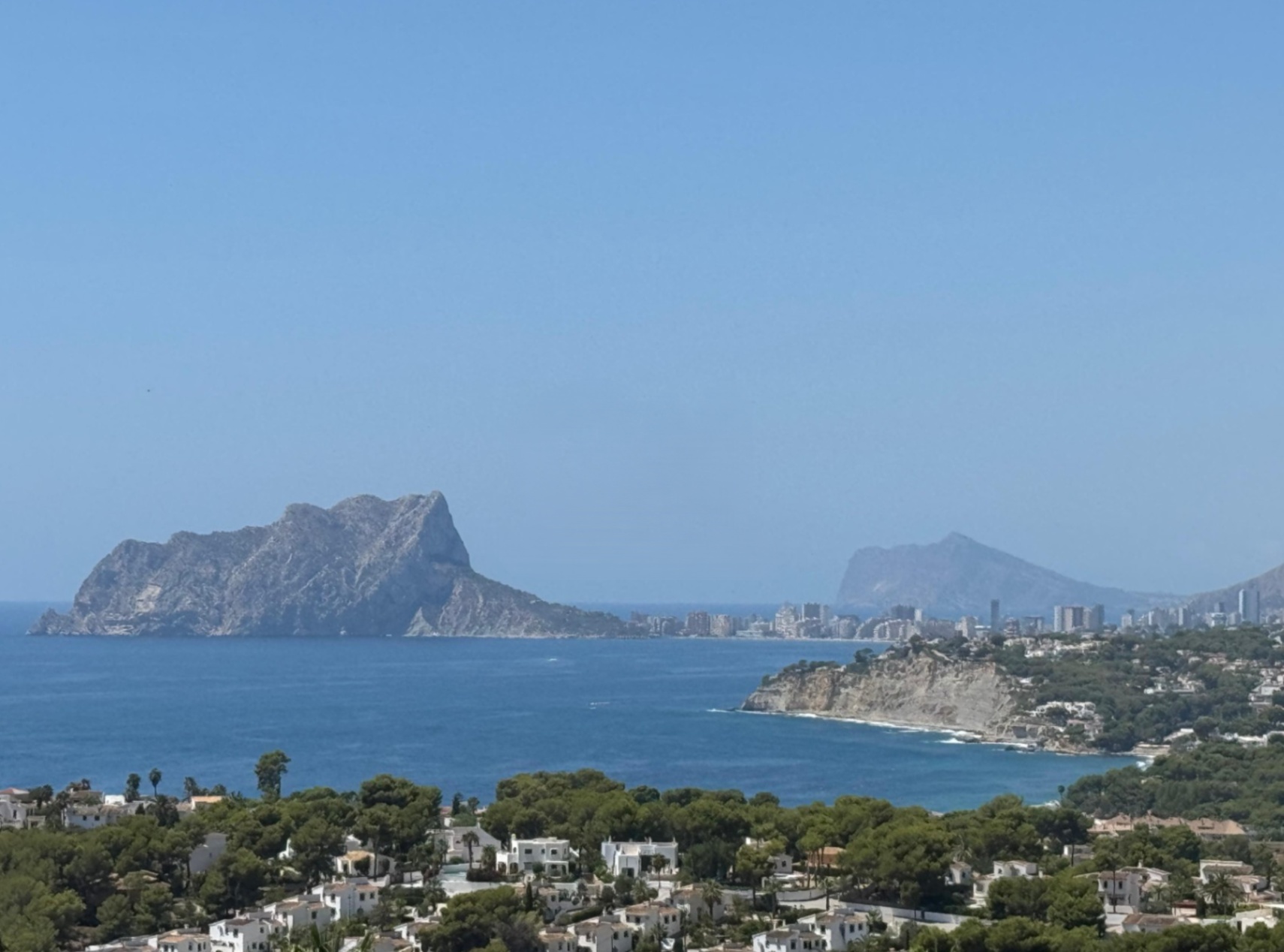 Villa de lujo en Moraira con vistas panorámicas al mar y piscina infinity cerca de la playa El Portet
