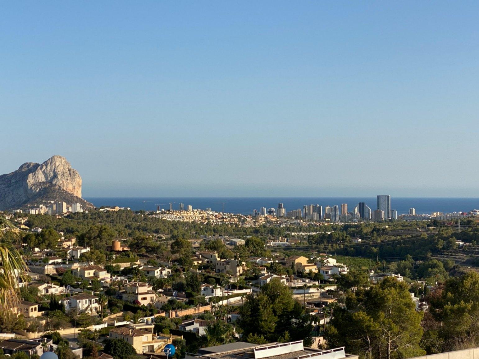 Villa de luxe exclusive à Calpe avec vue sur la mer et le Peñón de Ifach.