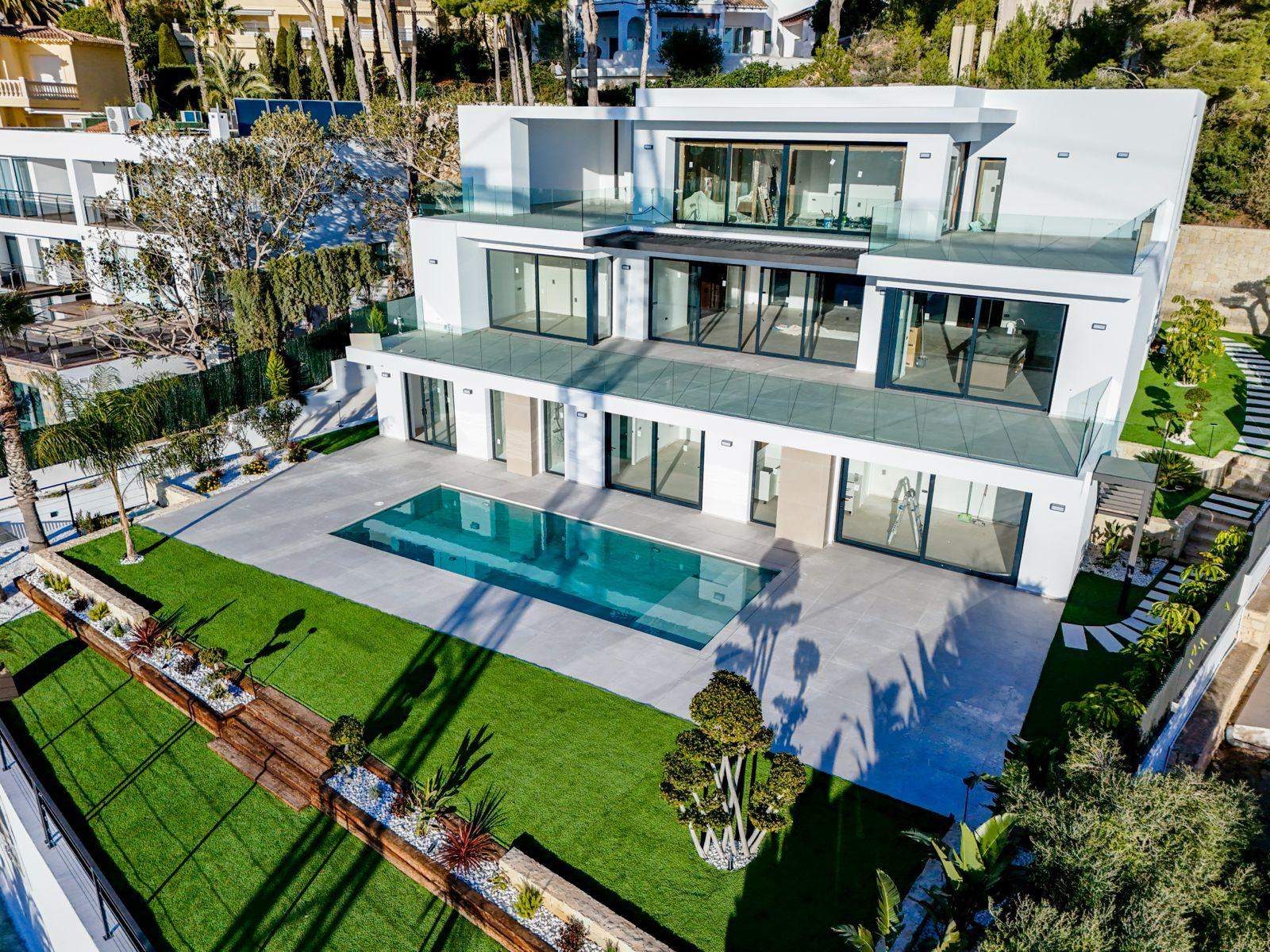 Villa de luxe moderne avec vue sur la mer