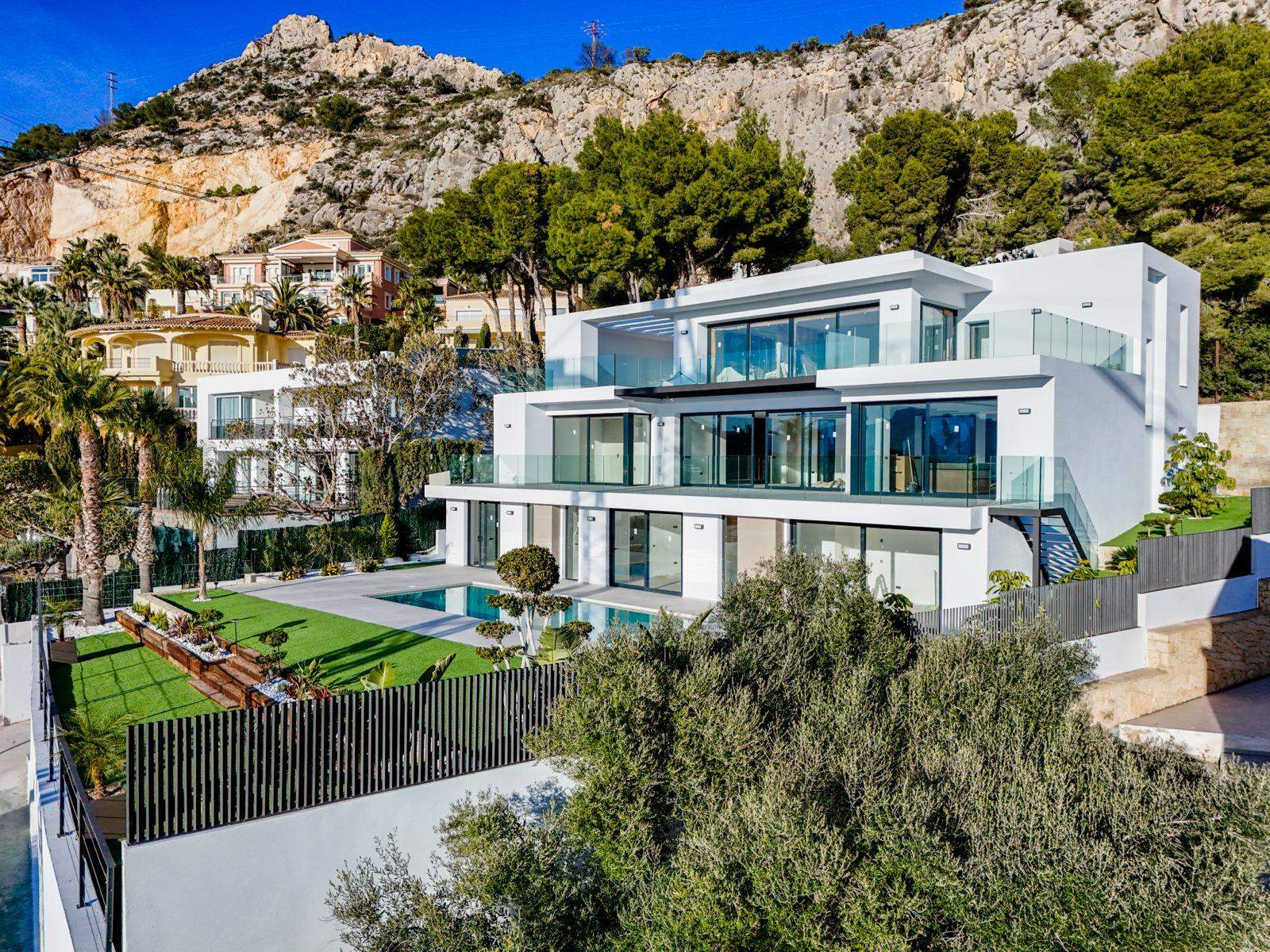 Villa de luxe moderne avec vue sur la mer