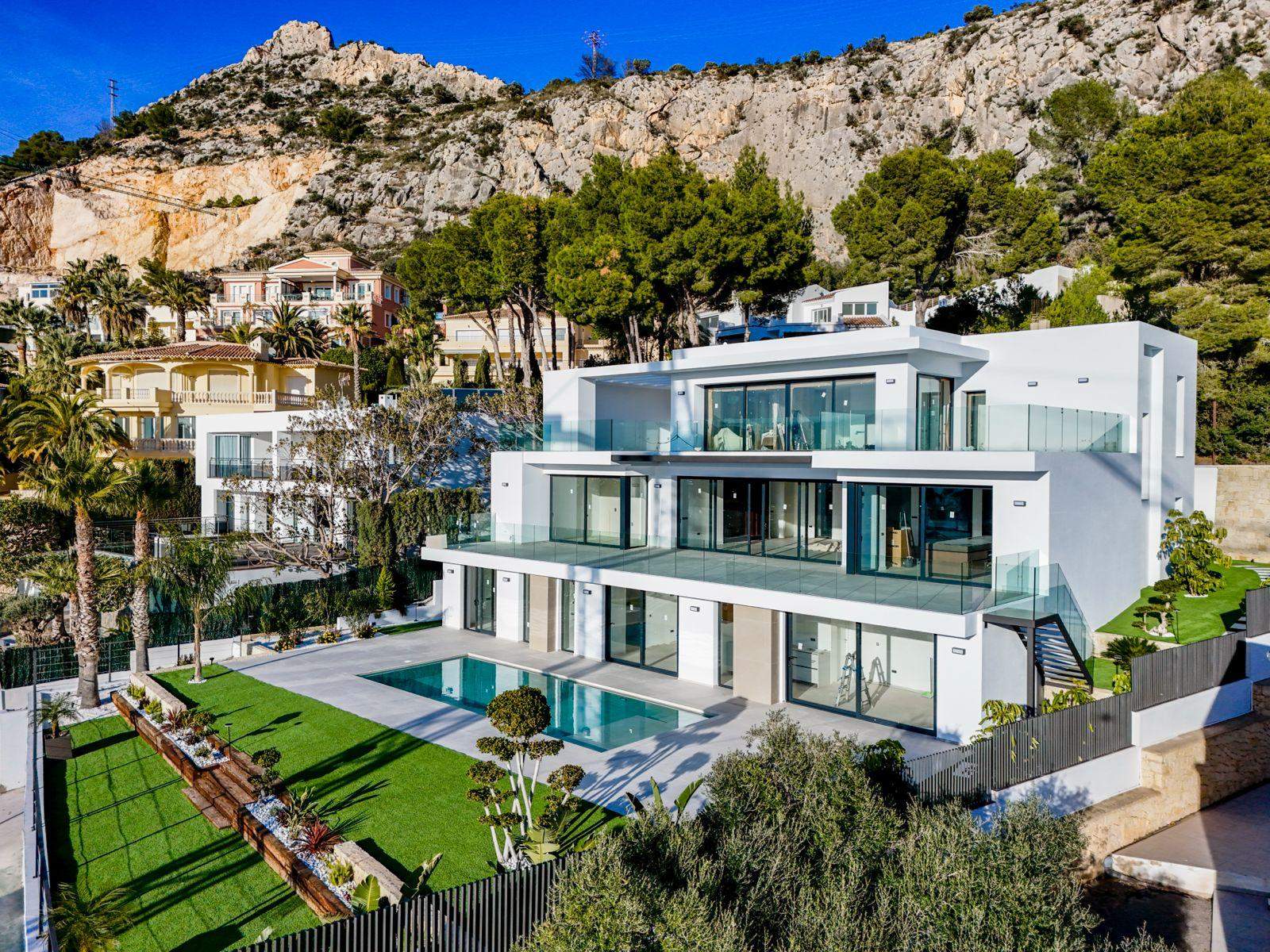 Villa de luxe moderne avec vue sur la mer