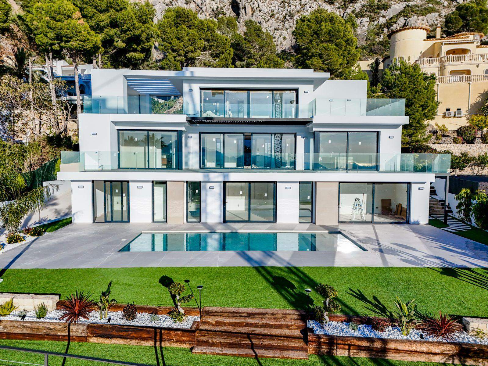 Villa de luxe moderne avec vue sur la mer