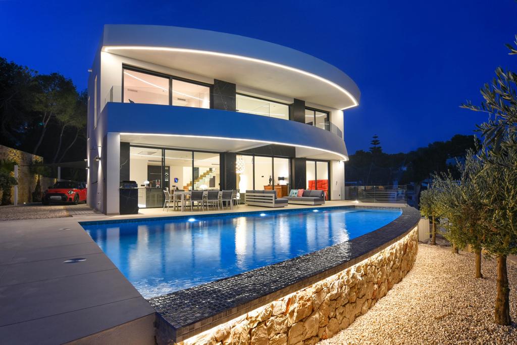 Villa contemporaine de luxe à Moraira avec vue sur la mer et orientation sud.