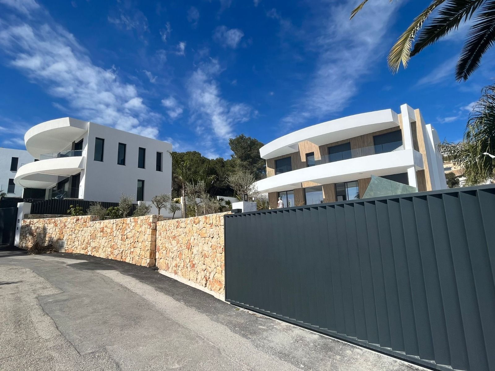 Villa contemporaine de luxe à Moraira avec vue sur la mer et orientation sud.