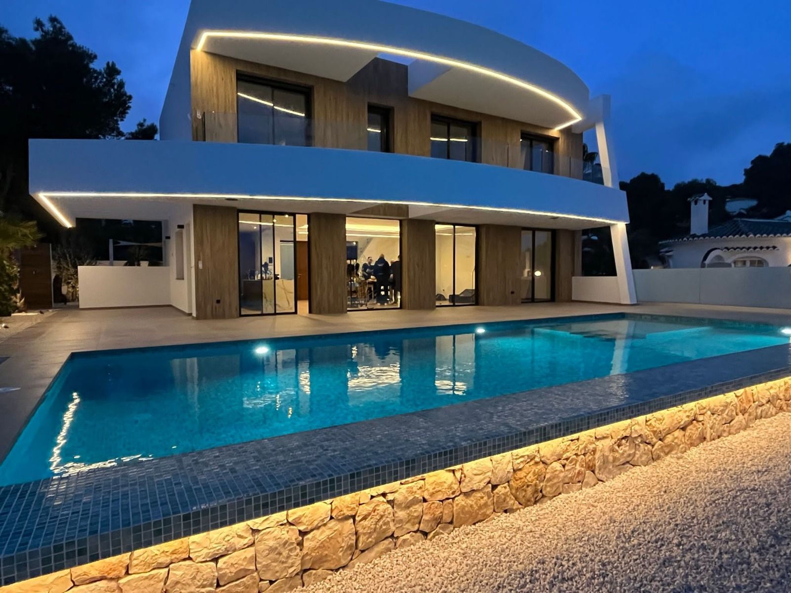 Villa contemporaine de luxe à Moraira avec vue sur la mer et orientation sud.