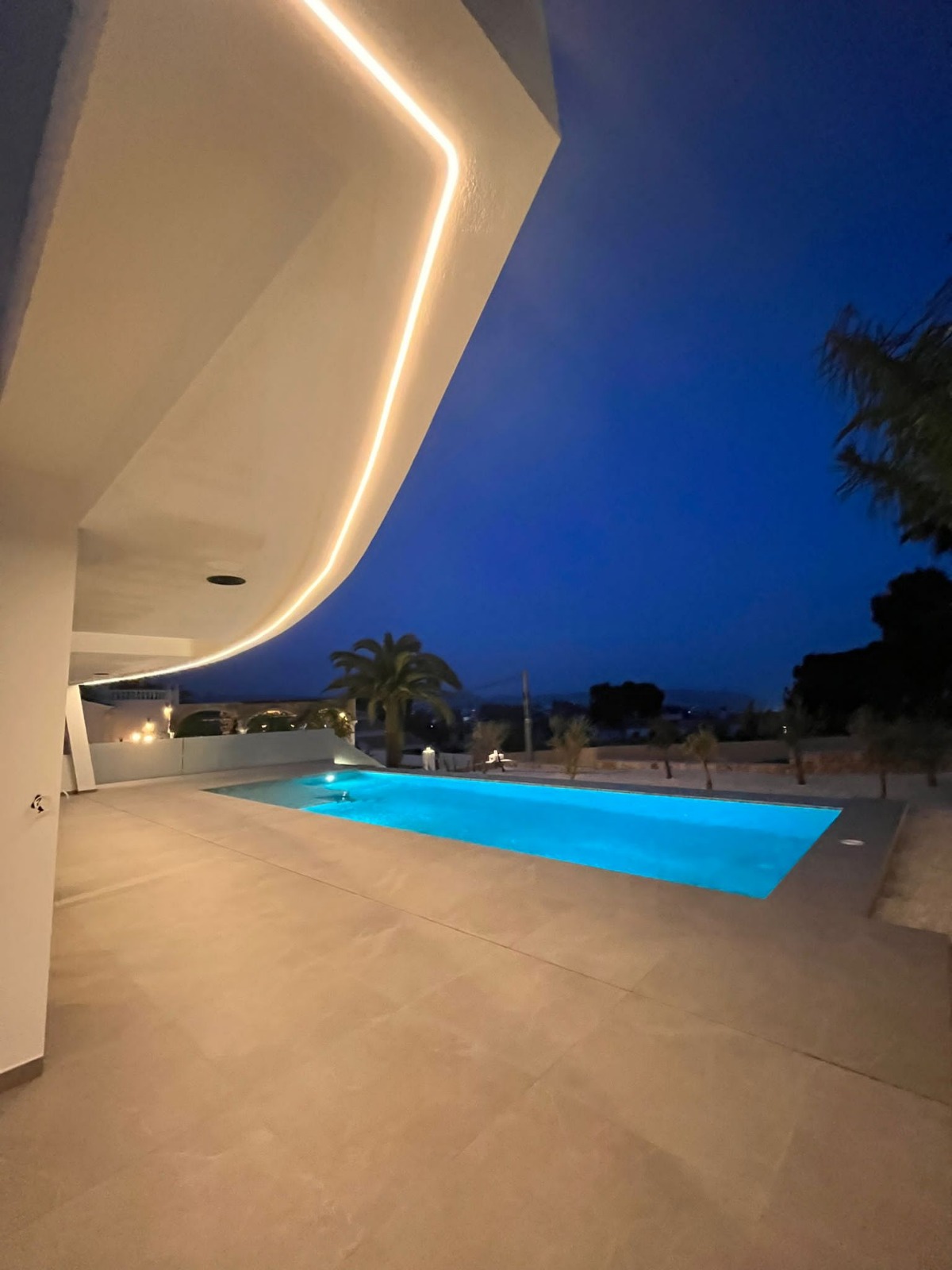 Villa contemporaine de luxe à Moraira avec vue sur la mer et orientation sud.