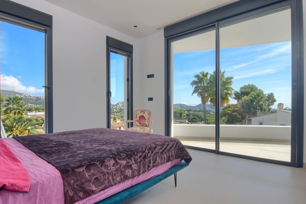 Villa contemporaine de luxe à Moraira avec vue sur la mer et orientation sud.