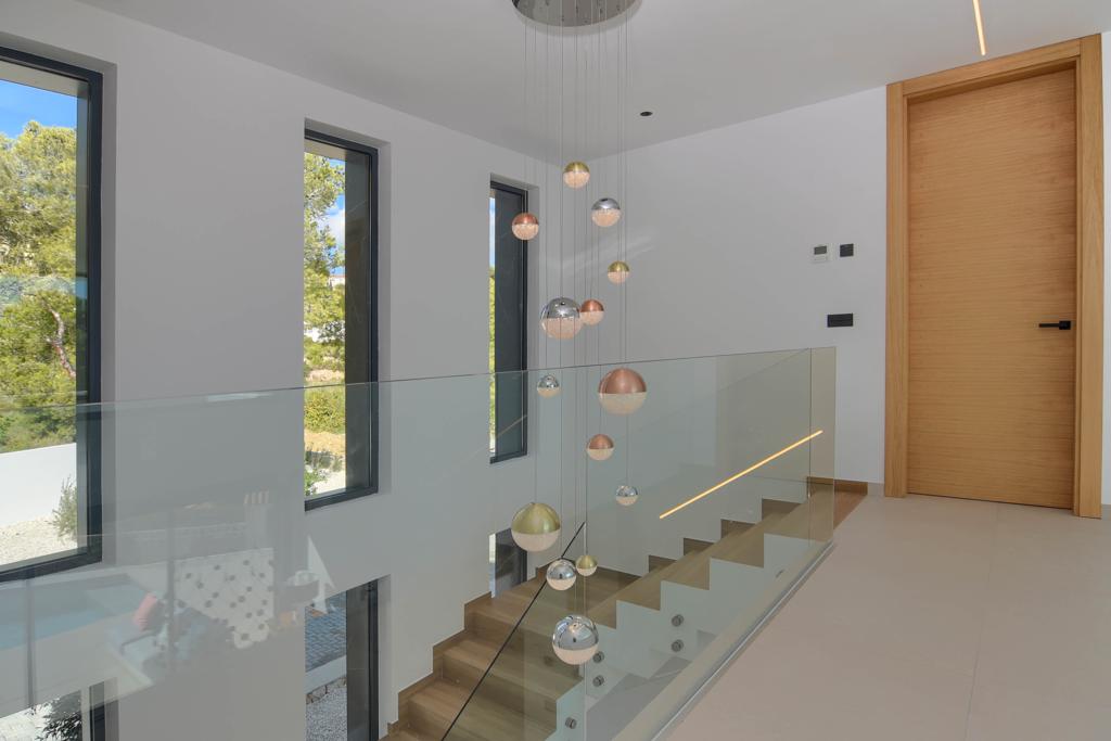 Villa contemporaine de luxe à Moraira avec vue sur la mer et orientation sud.