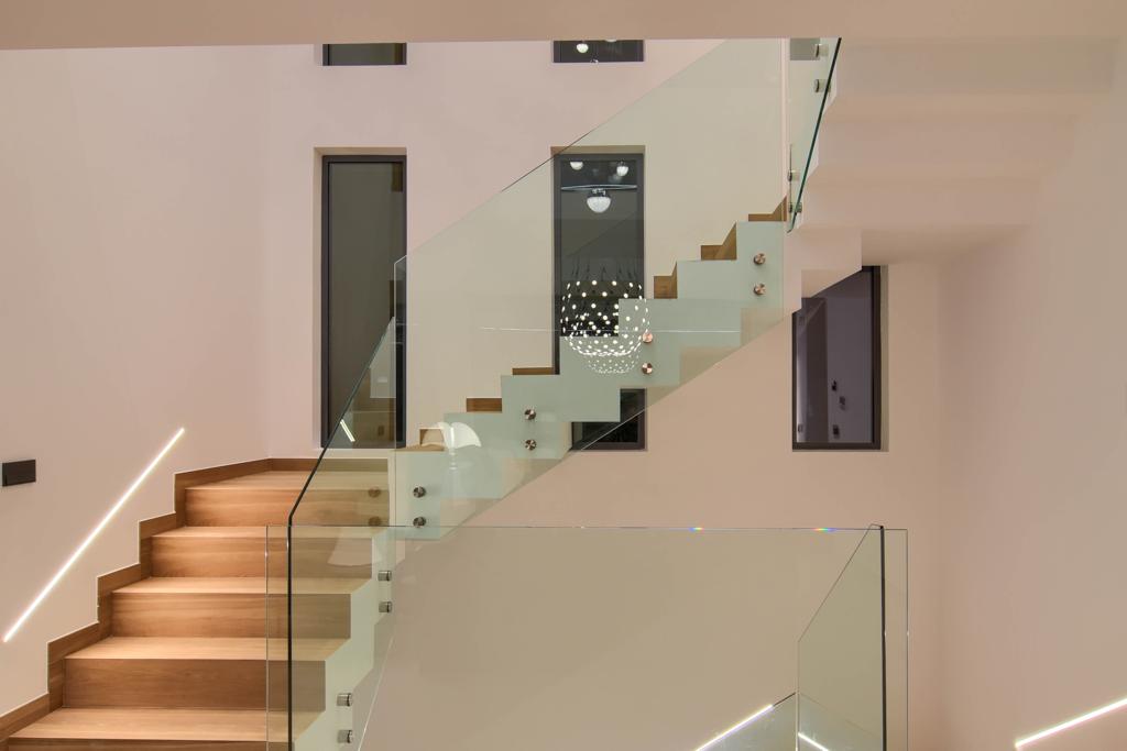 Villa contemporaine de luxe à Moraira avec vue sur la mer et orientation sud.