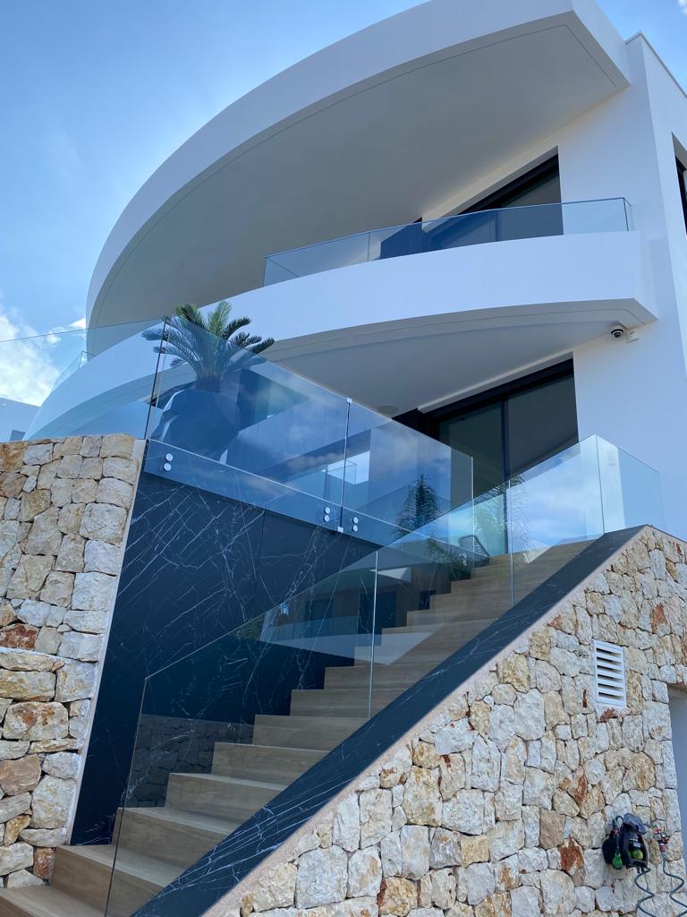 Villa contemporaine de luxe à Moraira avec vue sur la mer et orientation sud.