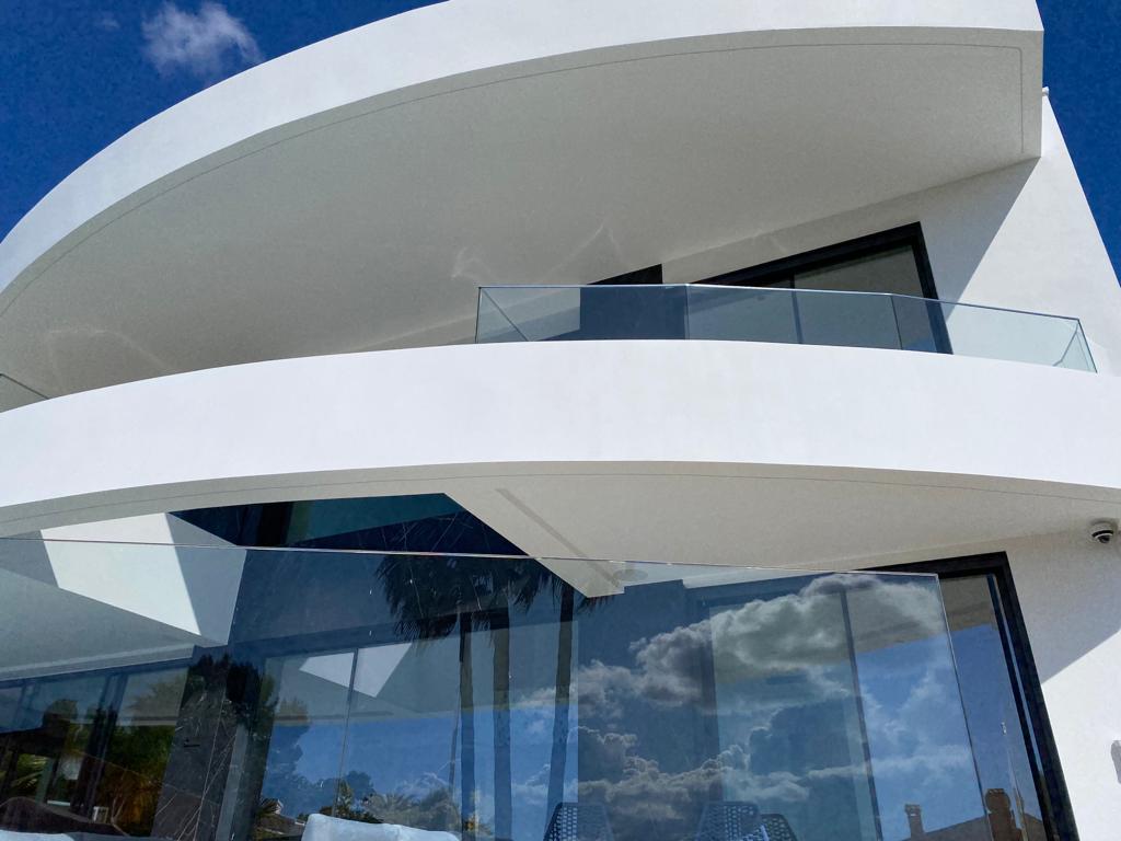 Villa contemporaine de luxe à Moraira avec vue sur la mer et orientation sud.