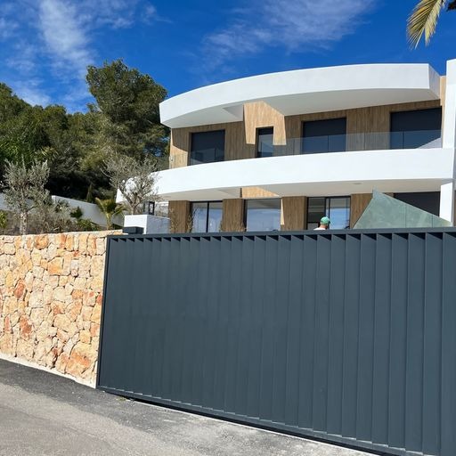 Villa contemporaine de luxe à Moraira avec vue sur la mer et orientation sud.