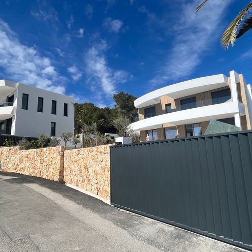 Villa contemporaine de luxe à Moraira avec vue sur la mer et orientation sud.