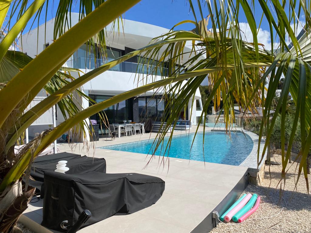 Villa contemporaine de luxe à Moraira avec vue sur la mer et orientation sud.