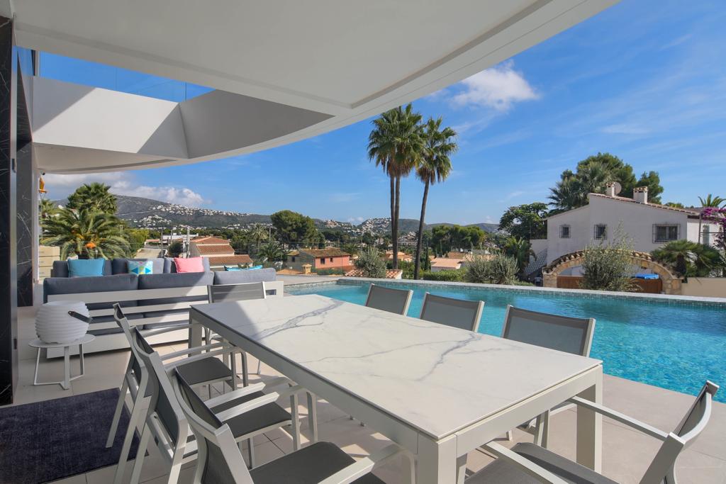 Villa contemporaine de luxe à Moraira avec vue sur la mer et orientation sud.