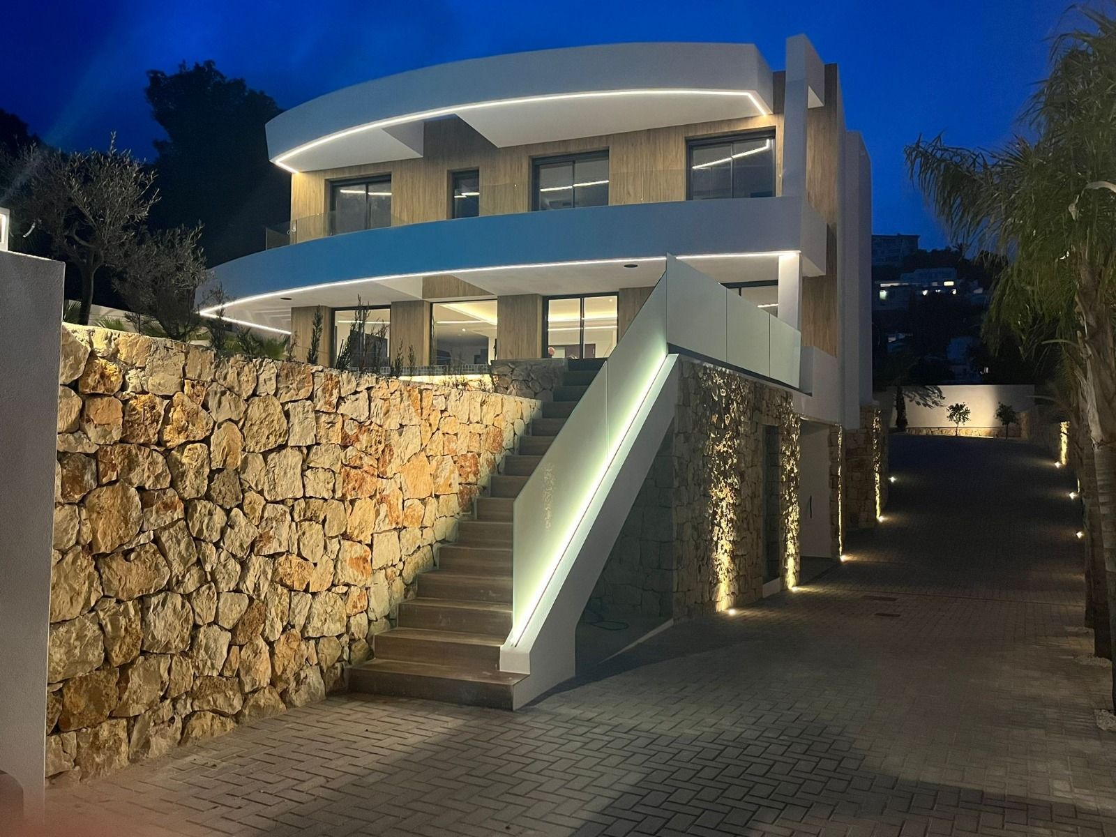 Villa contemporaine de luxe à Moraira avec vue sur la mer et orientation sud.