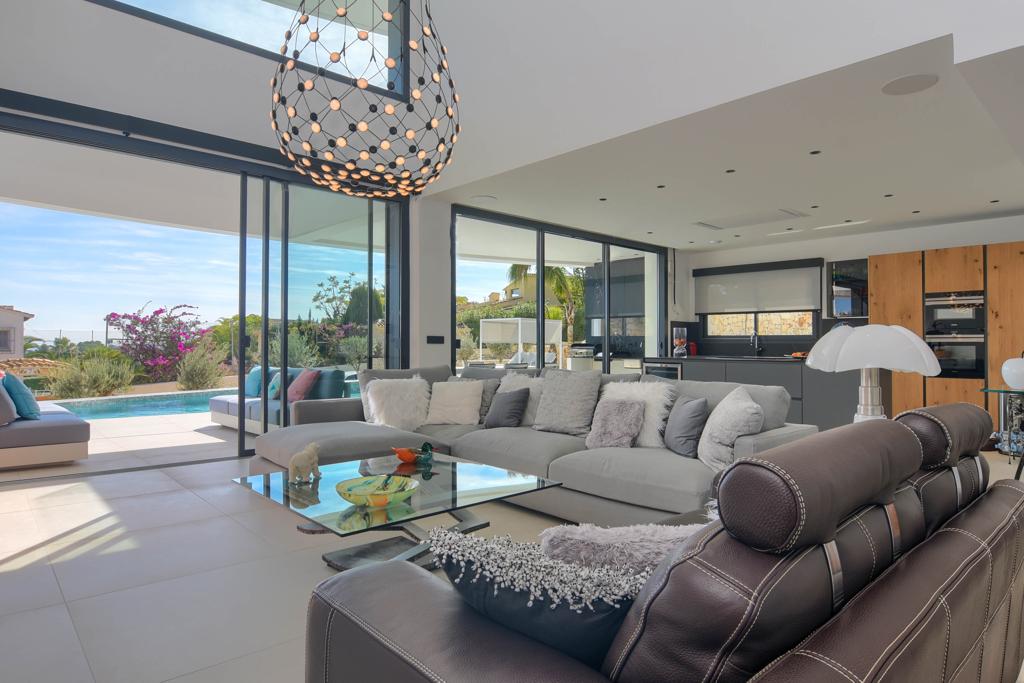 Villa contemporaine de luxe à Moraira avec vue sur la mer et orientation sud.