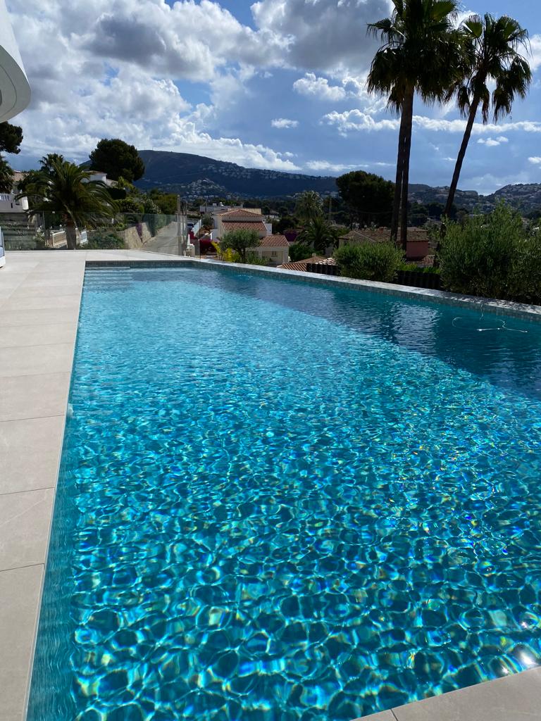 Villa contemporaine de luxe à Moraira avec vue sur la mer et orientation sud.
