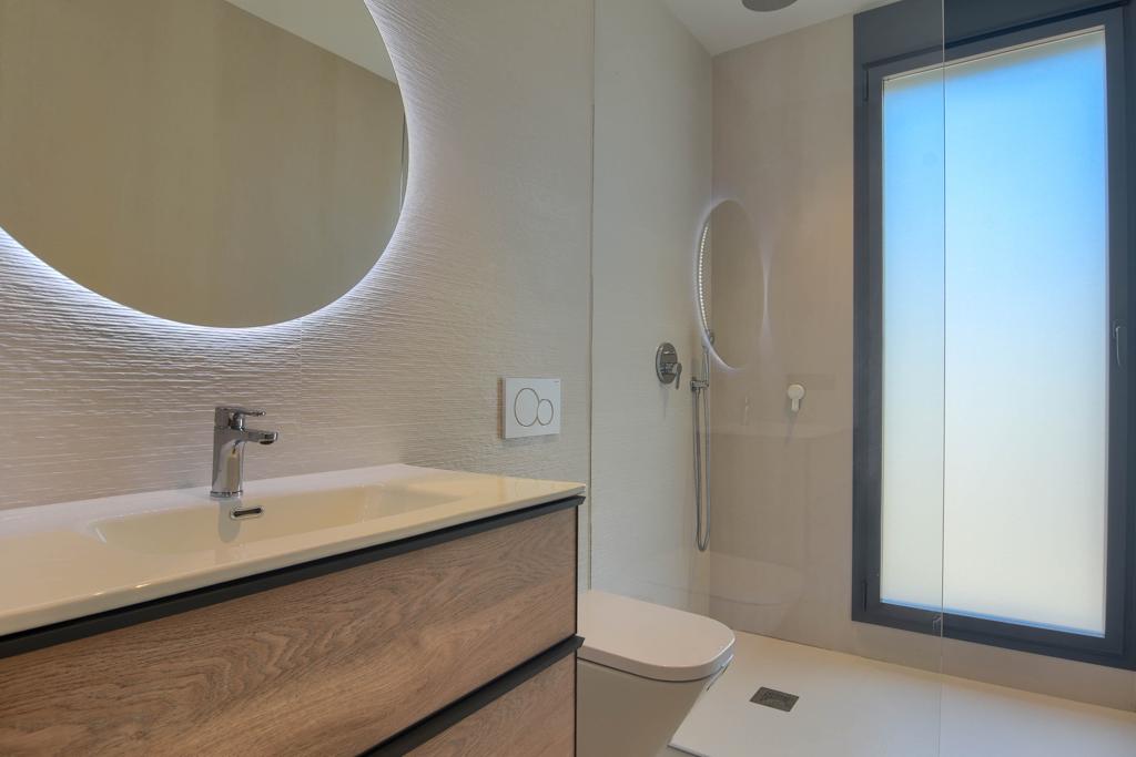Villa contemporaine de luxe à Moraira avec vue sur la mer et orientation sud.