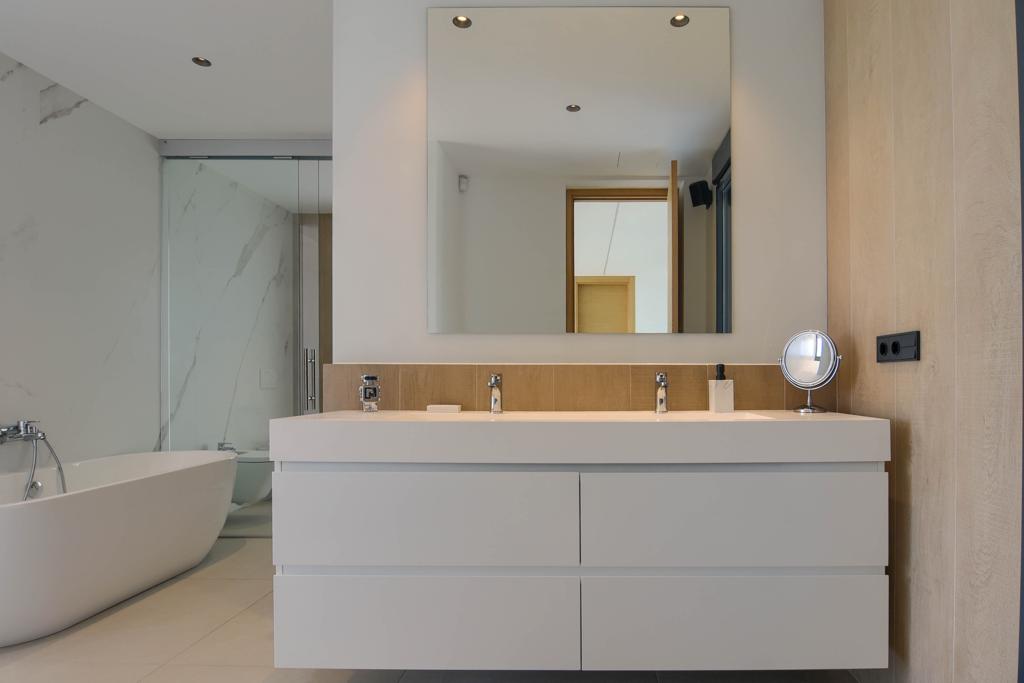 Villa contemporaine de luxe à Moraira avec vue sur la mer et orientation sud.