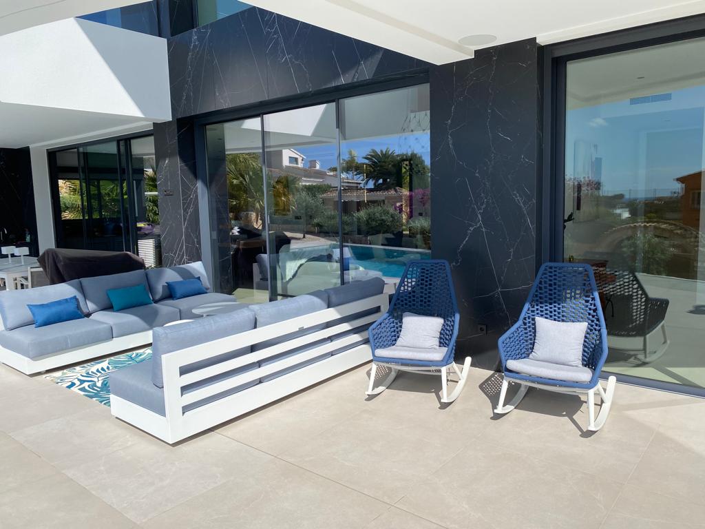 Villa contemporaine de luxe à Moraira avec vue sur la mer et orientation sud.