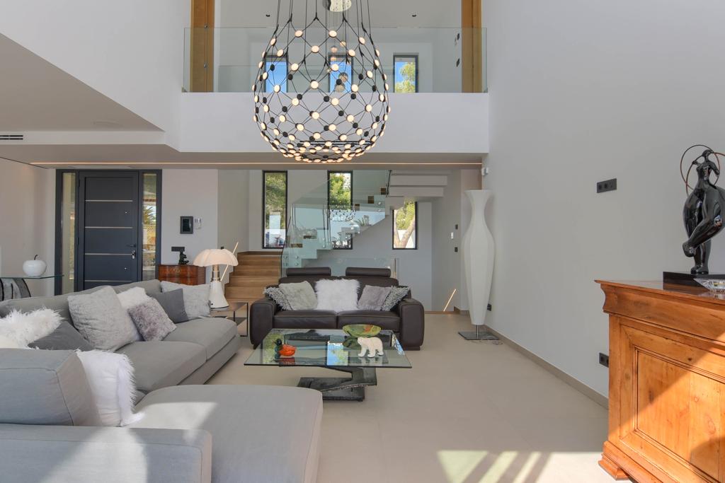 Villa contemporaine de luxe à Moraira avec vue sur la mer et orientation sud.