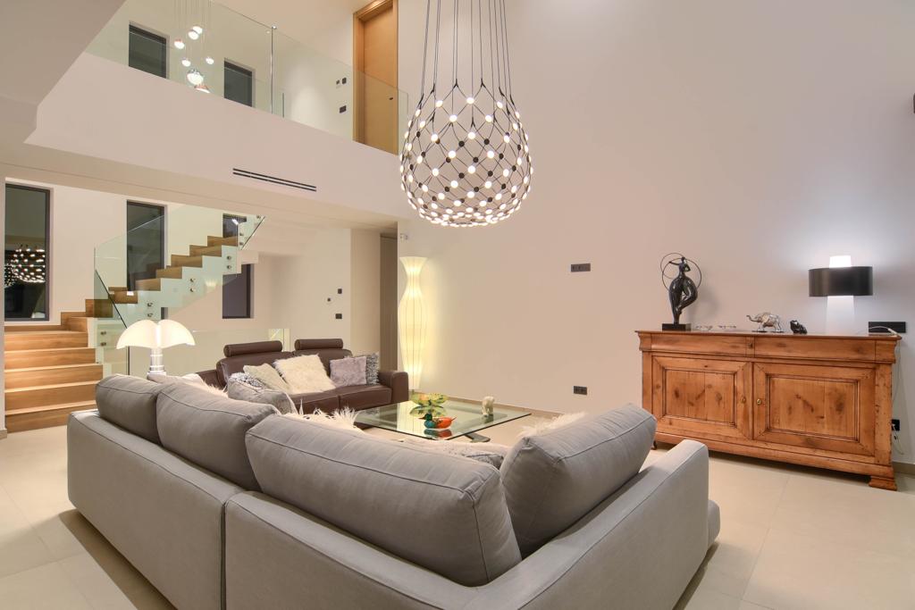 Villa contemporaine de luxe à Moraira avec vue sur la mer et orientation sud.