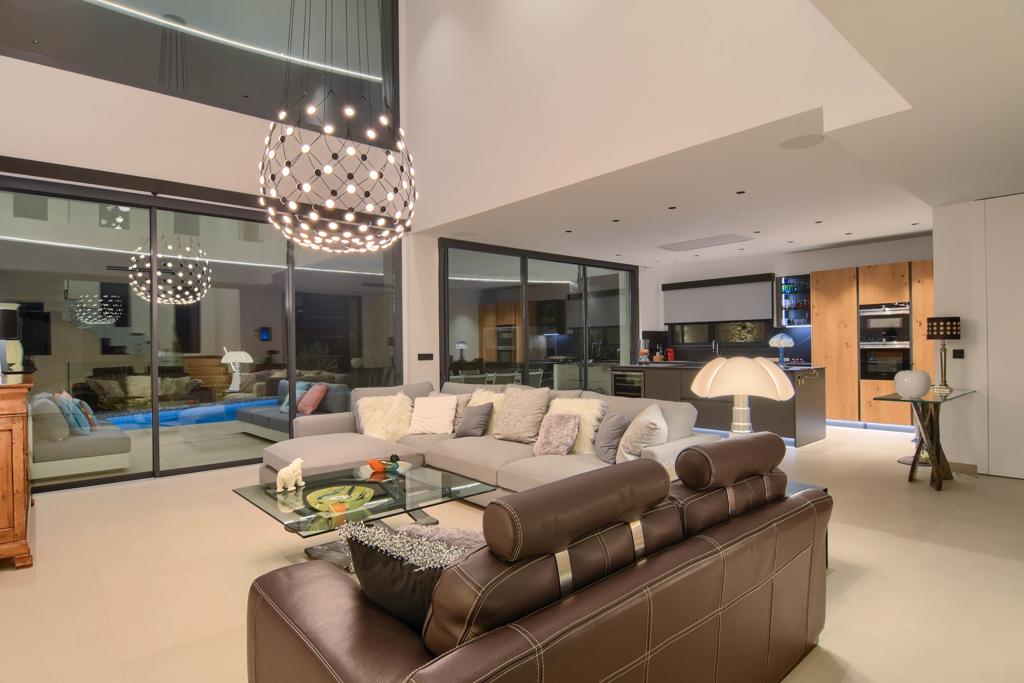 Villa contemporaine de luxe à Moraira avec vue sur la mer et orientation sud.