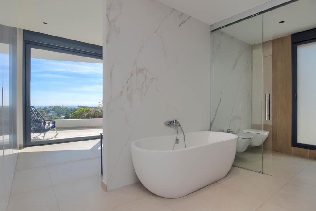 Villa contemporaine de luxe à Moraira avec vue sur la mer et orientation sud.