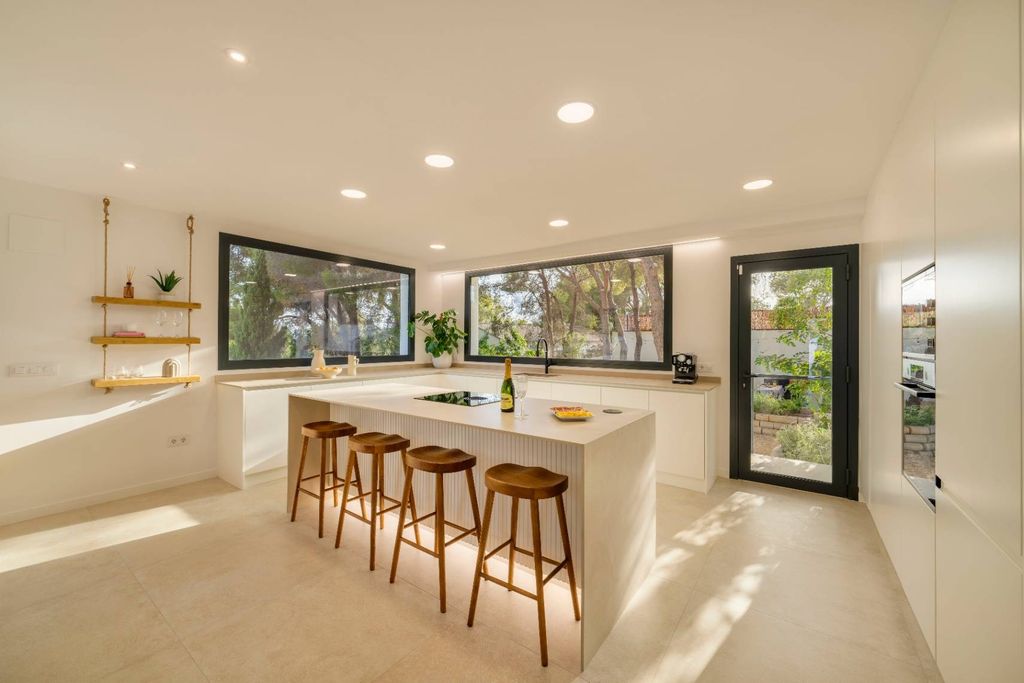 Villa exclusive de style ibicenco à Altea avec vue sur la mer et piscine privée.