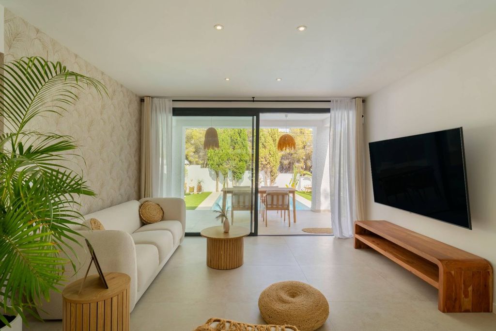 Villa exclusive de style ibicenco à Altea avec vue sur la mer et piscine privée.