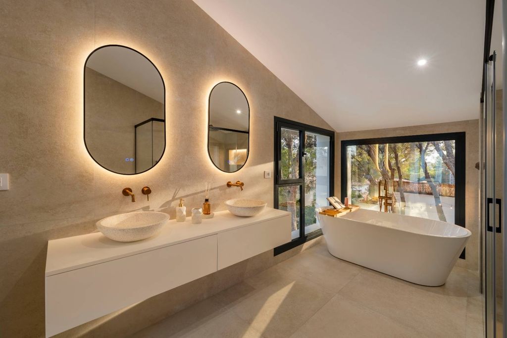 Villa exclusive de style ibicenco à Altea avec vue sur la mer et piscine privée.