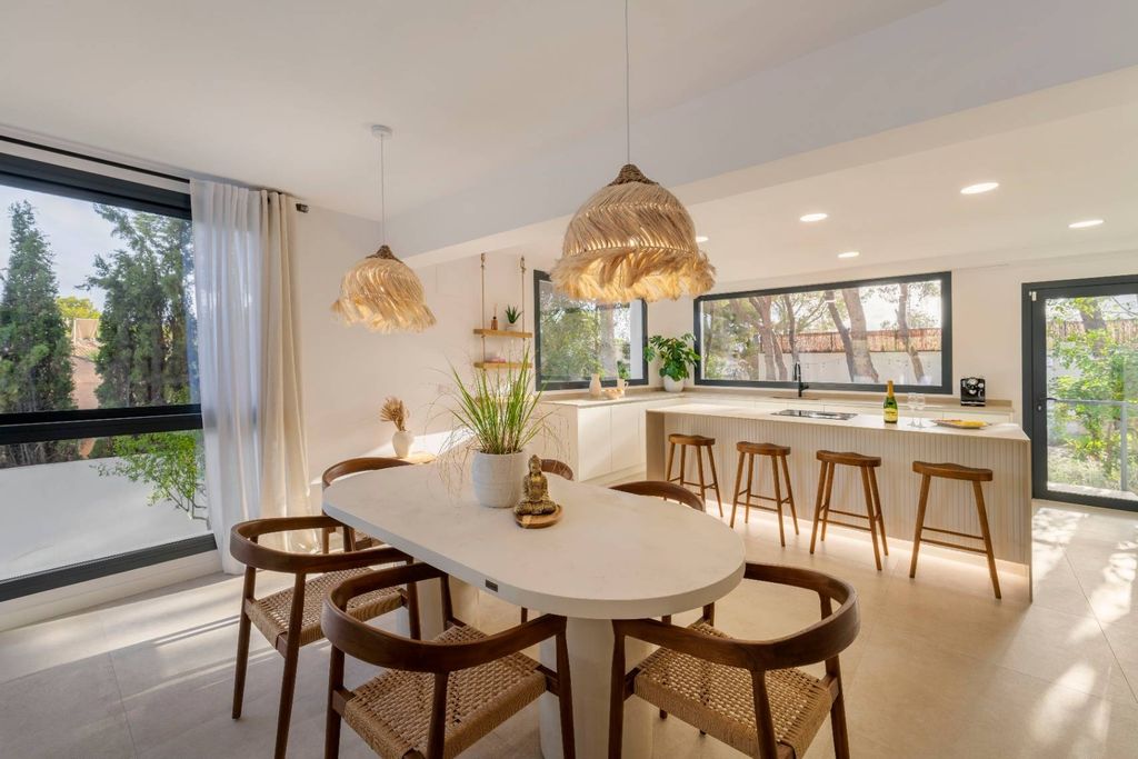 Villa exclusive de style ibicenco à Altea avec vue sur la mer et piscine privée.