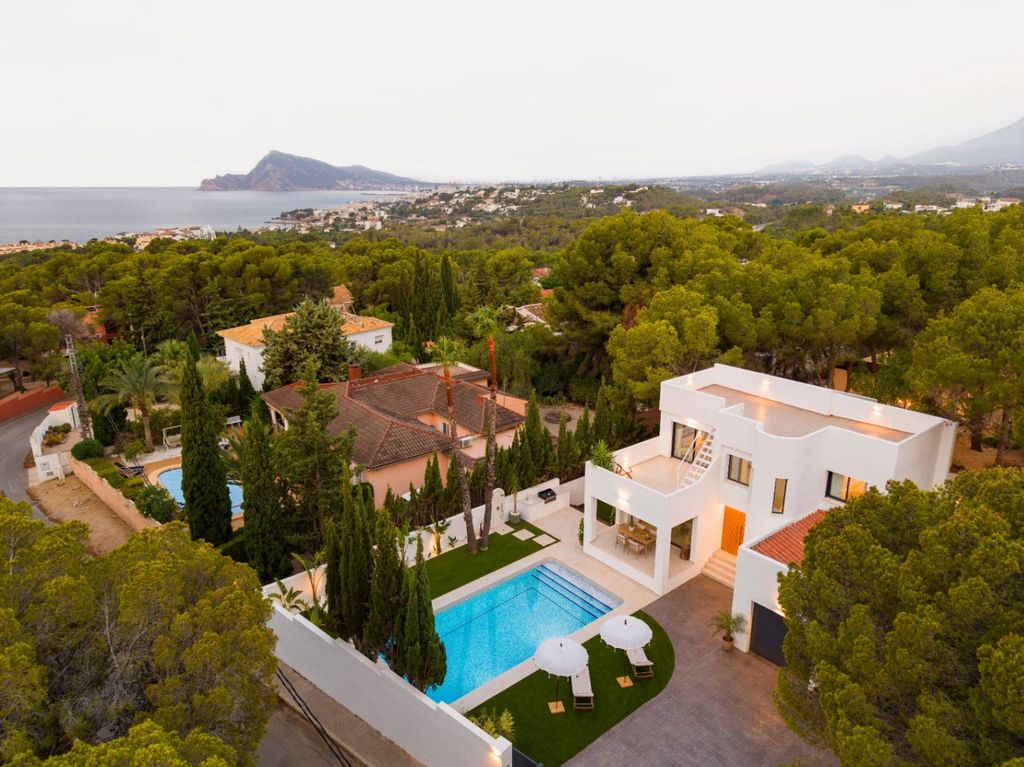 Villa exclusive de style ibicenco à Altea avec vue sur la mer et piscine privée.