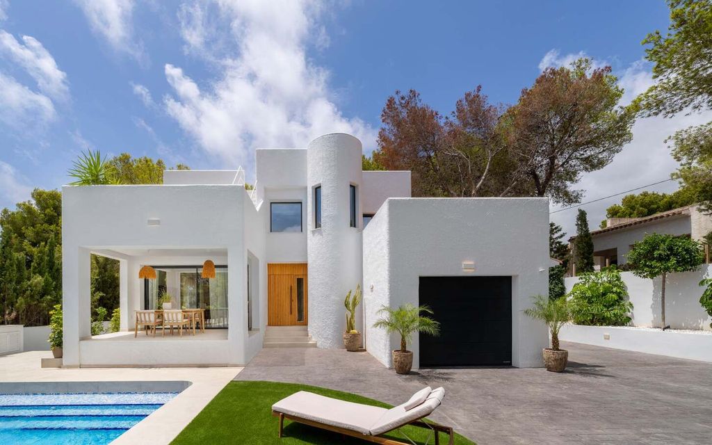 Villa exclusive de style ibicenco à Altea avec vue sur la mer et piscine privée.