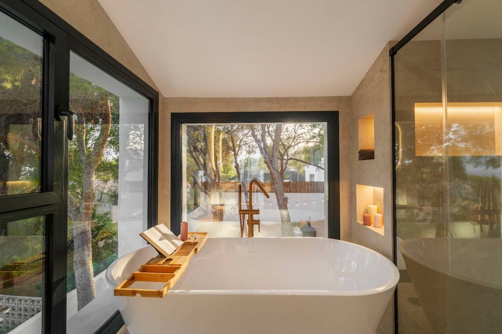 Villa exclusive de style ibicenco à Altea avec vue sur la mer et piscine privée.