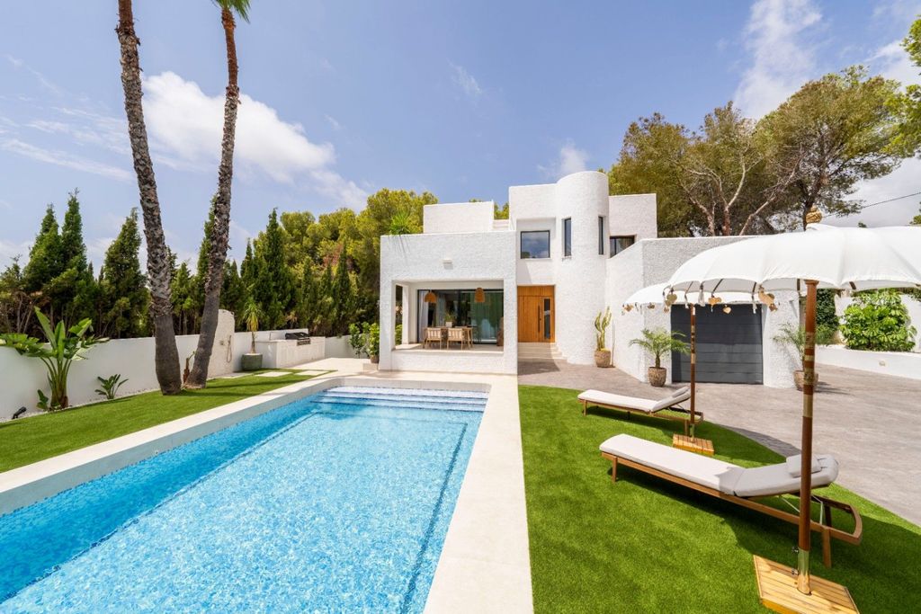 Villa exclusive de style ibicenco à Altea avec vue sur la mer et piscine privée.