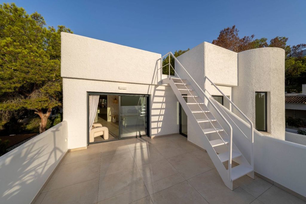 Villa exclusive de style ibicenco à Altea avec vue sur la mer et piscine privée.