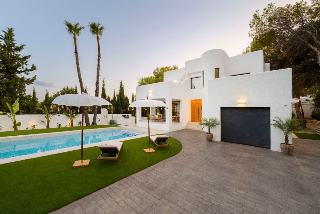 Villa exclusive de style ibicenco à Altea avec vue sur la mer et piscine privée.