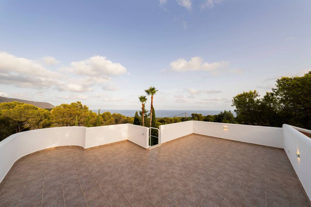 Villa exclusive de style ibicenco à Altea avec vue sur la mer et piscine privée.