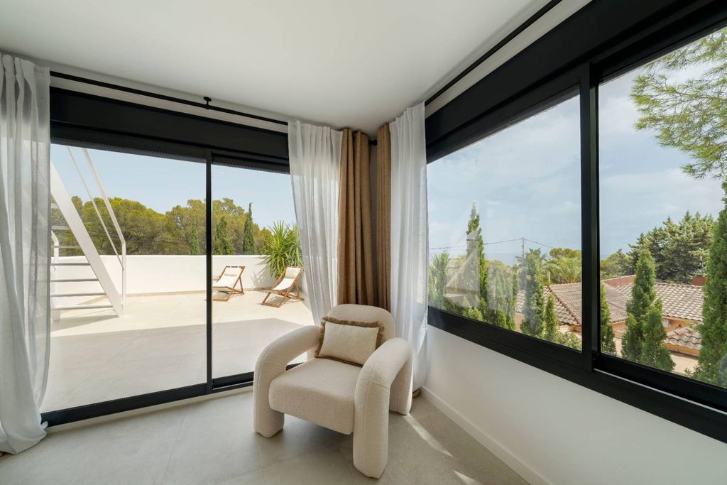 Villa exclusive de style ibicenco à Altea avec vue sur la mer et piscine privée.