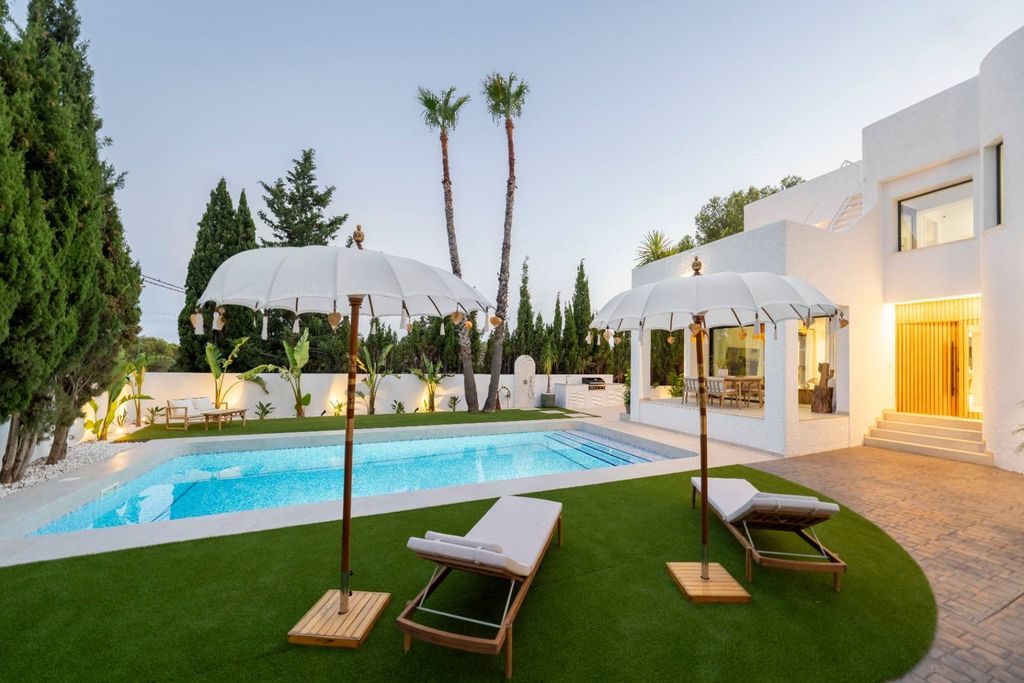 Villa exclusive de style ibicenco à Altea avec vue sur la mer et piscine privée.