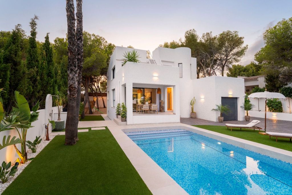 Villa exclusive de style ibicenco à Altea avec vue sur la mer et piscine privée.