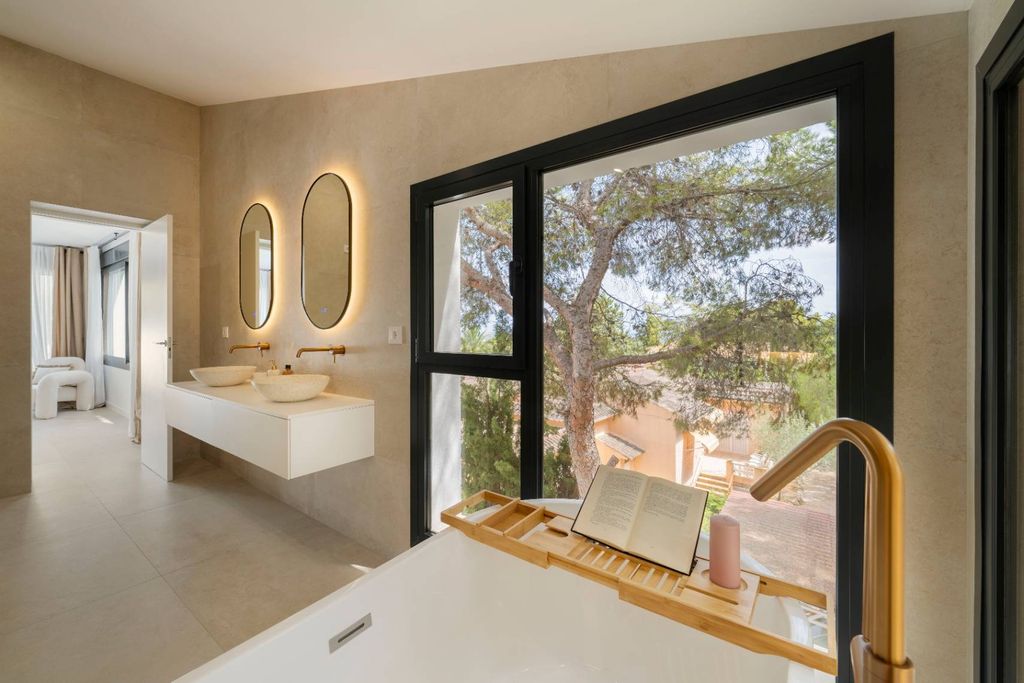 Villa exclusive de style ibicenco à Altea avec vue sur la mer et piscine privée.